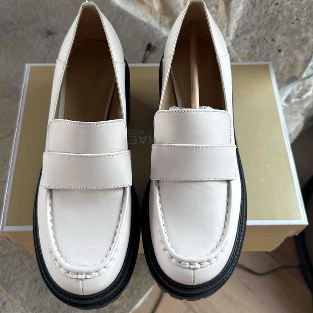Michael Kors Rocco Heeled Loafer Size 7 Cream Preppy Trendy New in Box - Picture 5 of 5